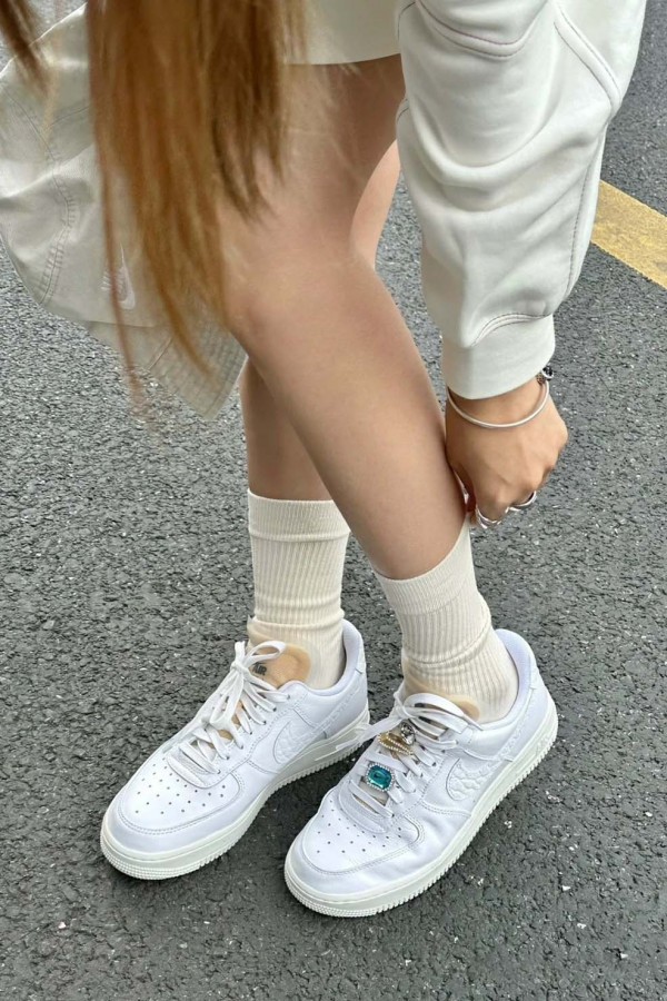 Nike Air Force 1 07 LX 寶石 小白鞋 (女款)