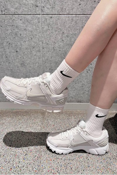 Nike Zoom Vomero 5 米白
