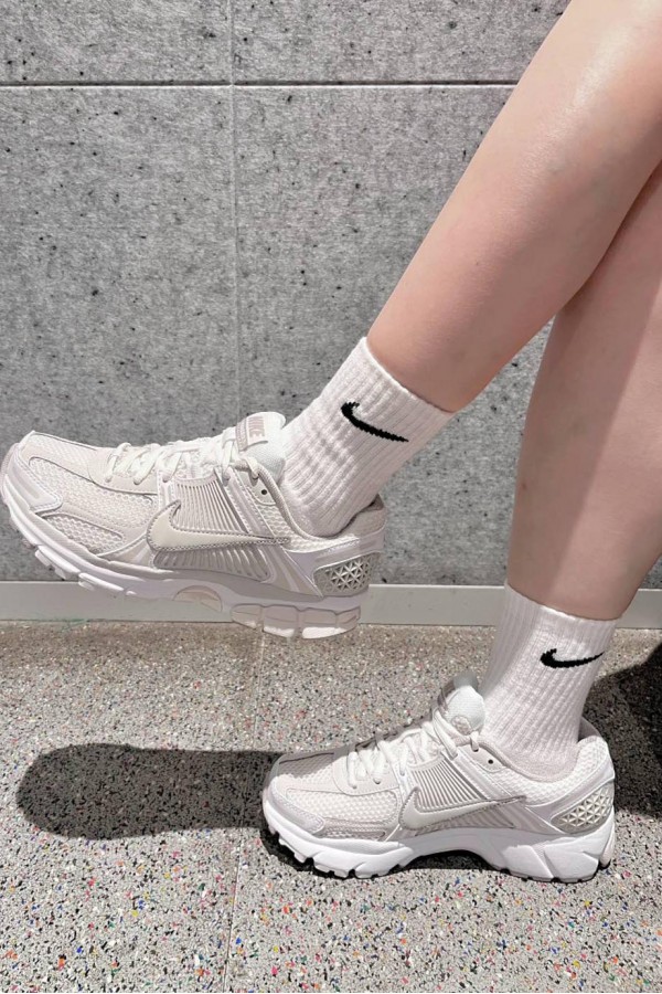 Nike Zoom Vomero 5 米白