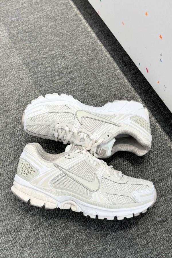 Nike Zoom Vomero 5 米白