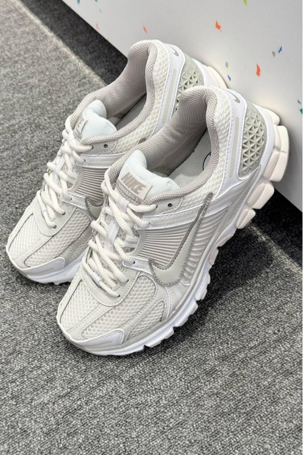 Nike Zoom Vomero 5 米白