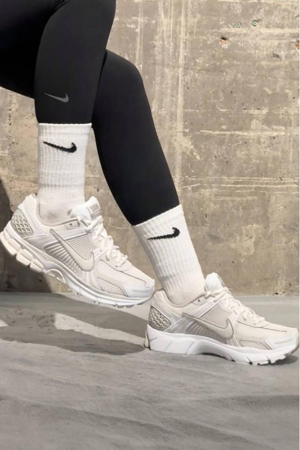 Nike Zoom Vomero 5 米白