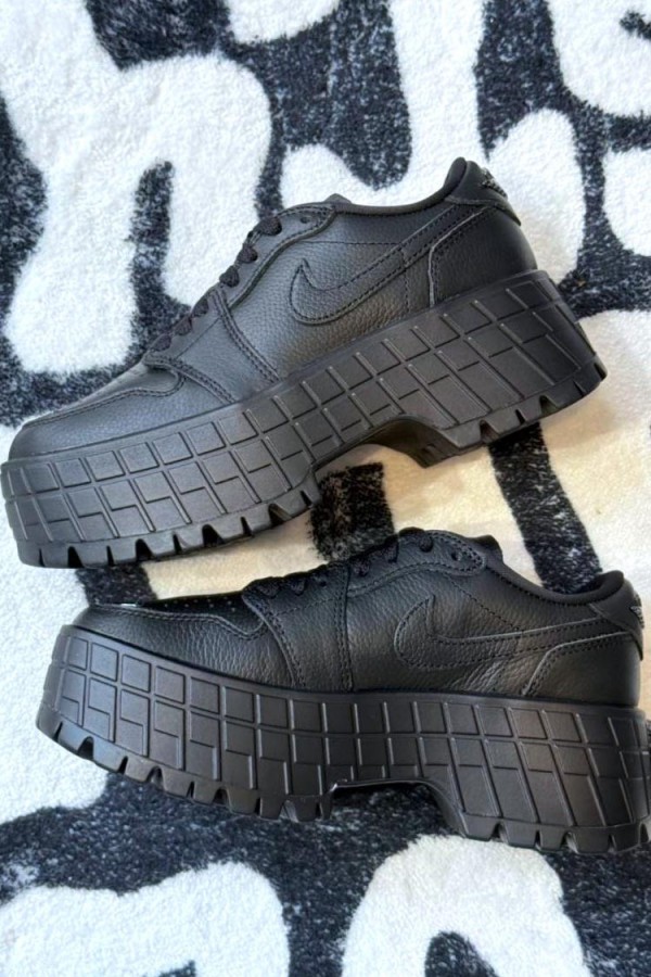 Nike Air Jordan 1 厚底 黑魂