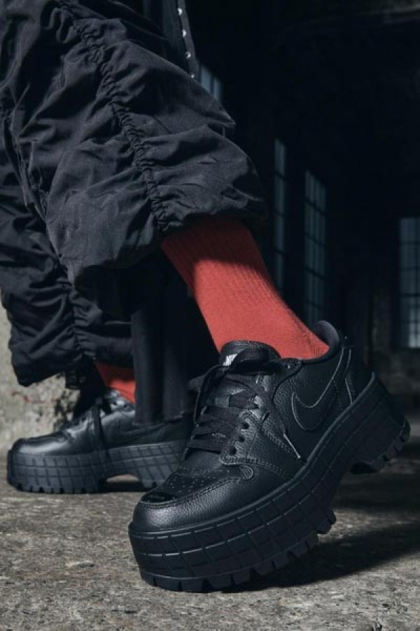 Nike Air Jordan 1 厚底 黑魂