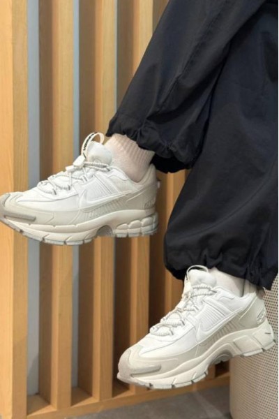 Nike Zoom Vomero Roam 灰白