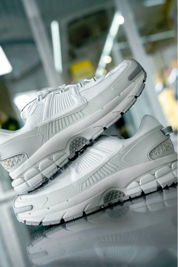 Nike Zoom Vomero Roam 灰白