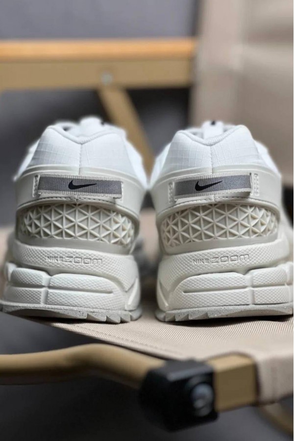 Nike Zoom Vomero Roam 灰白