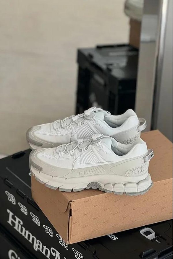 Nike Zoom Vomero Roam 灰白