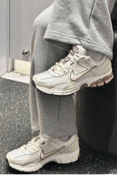 Nike Zoom Vomero 5 米棕