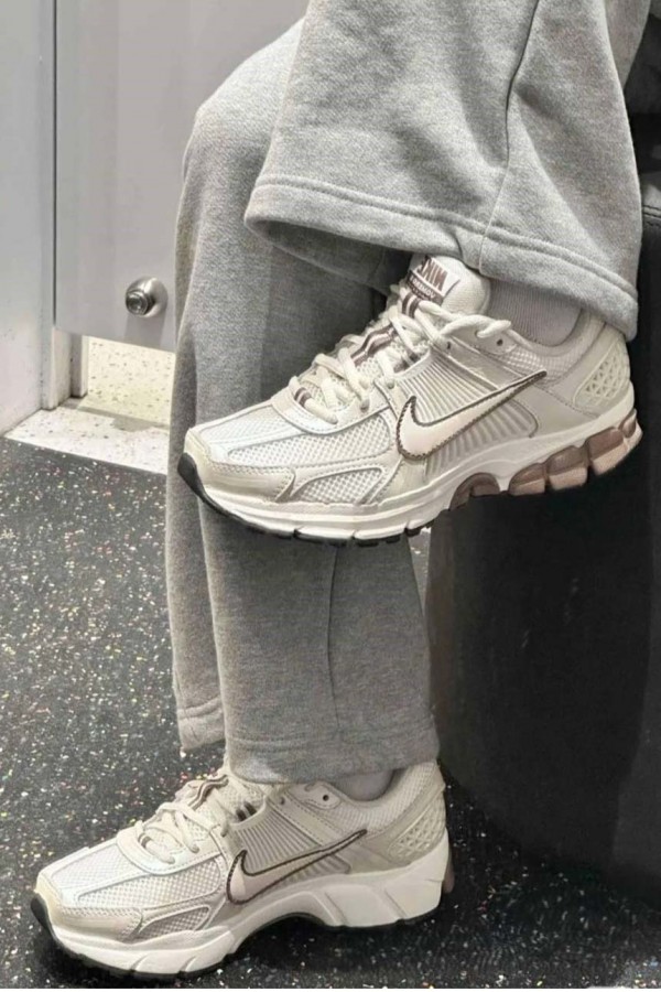 Nike Zoom Vomero 5 米棕