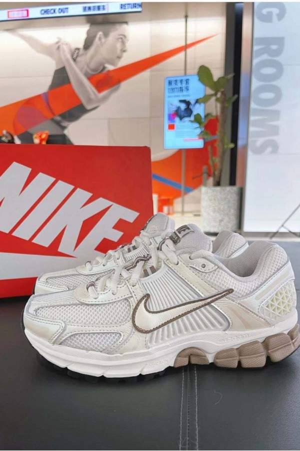 Nike Zoom Vomero 5 米棕