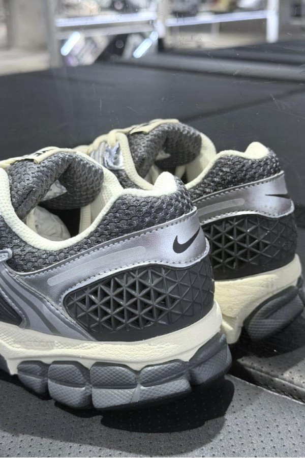 Nike Zoom Vomero 5 (GS) 鐵灰銀
