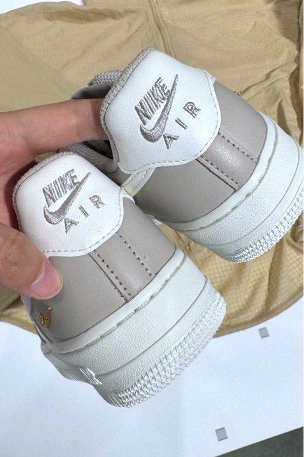 Nike Air Force 1 燕麥奶茶 小金勾