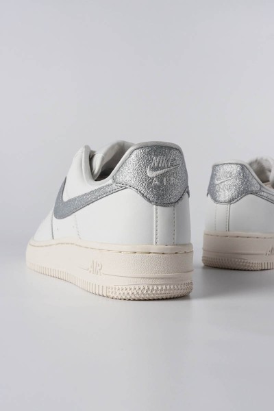 Nike Air Force 1 Sliver Swoosh 滿天星